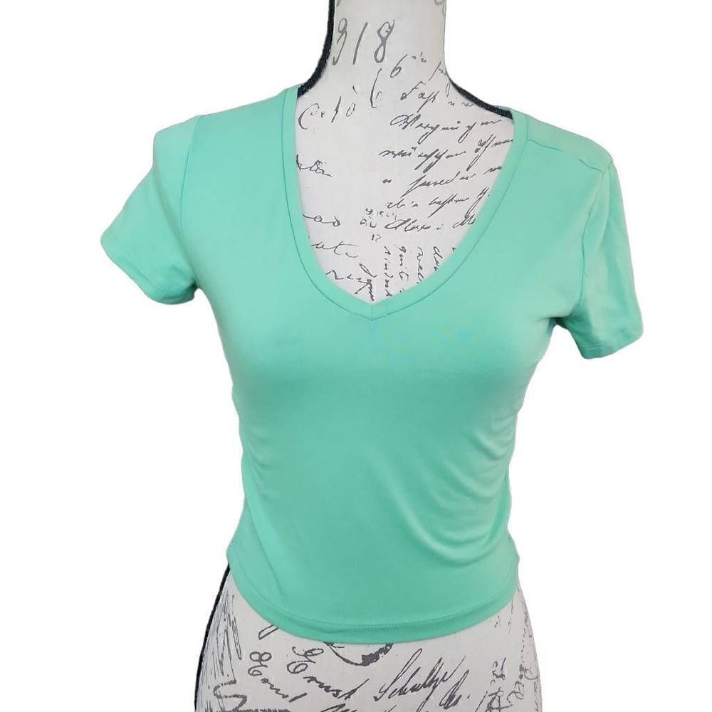 Wild Fable Women's Size Small Green V-Neck Crop Top T-Shirt